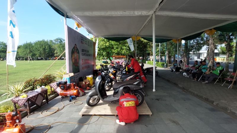 ANTRE: Mekanik membersihkan saringan udara dan oli dari motor.