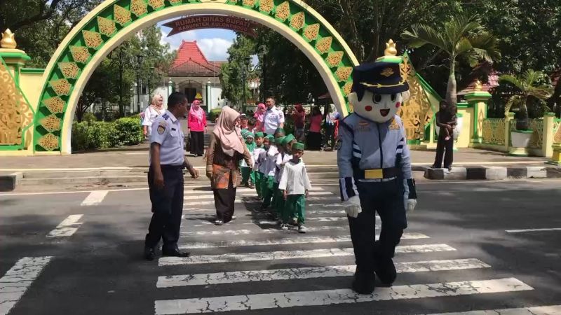 ANTUSIAS: Siswa TK diajari cara menyebrang jalan melalui zebra cross.&nbsp;