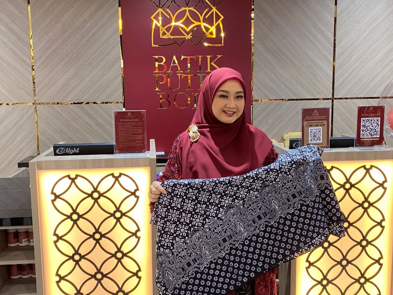 LAUNCHING: Founder dan CEO Batik Putra Boko Anis Suci FajarwatI saat memperlihatkan produk baru.