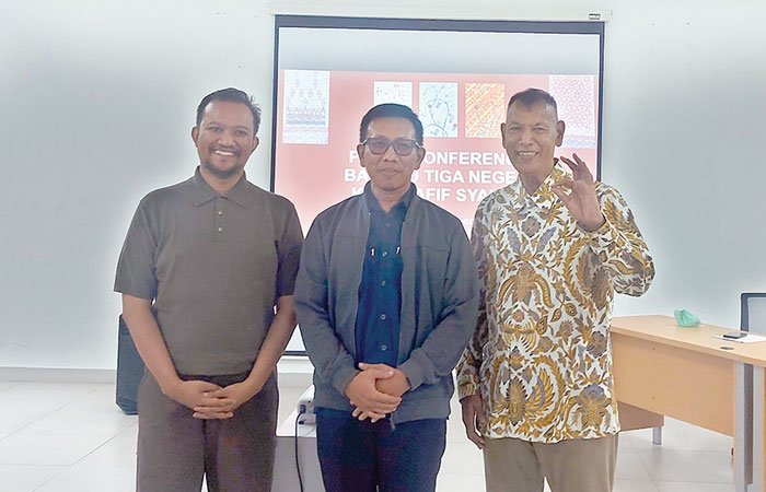 TAK SEKADAR SENI: Afif Syakur (paling kanan) saat konferensi pers jelang pameran Batikku Tiga Negeri di Gedung PDIN Kota Jogja, Jumat (28/11).