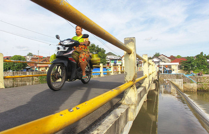 DIAWASI: Warga melintas di jembatan yang melintang di atas Sungai Code, Bendung Mergangsan, Jogja, kemarin (2/12). Pemkot Jogja akan mengintensifkan pengawasan pembuangan sampah tidak pada tempatnya.
