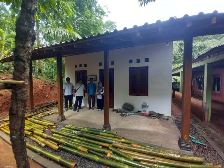CEK KONDISI BANGUNAN: Jajaran Dinas PUPESDM DIY melaksanakan kegiatan monev terhadap pelaksanaan renovasi sejumlah RTLH yang dibangun dengan danais dan kemitraan dengan dunia usaha.