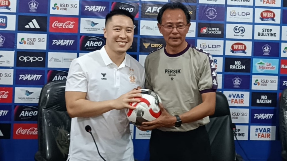 Owner Persik, Arthur Irawan (kiri) bersama Ong Kim Swee (kanan) dalam laga terakhir pelatih asal Malaysia tersebut bersama Macan Putih