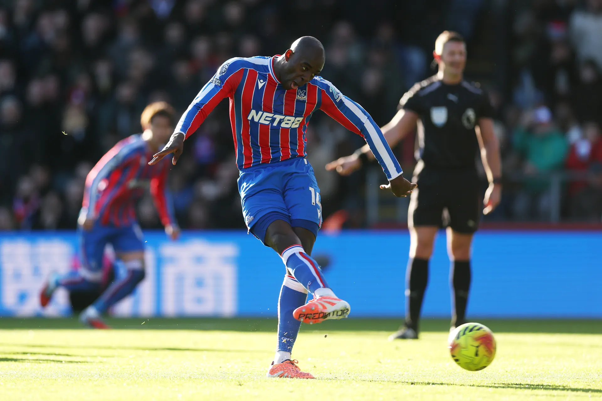 Jean-Philippe Mateta saat mengeksekusi penalti dalam kekalahan Crystal Palace dari Manchester United