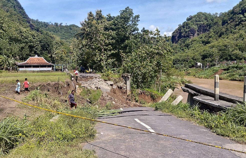 LONGSOR: Jalan di Srikeminut, Sriharjo, Imogiri yang longsor akibat hujan deras belum lama ini.