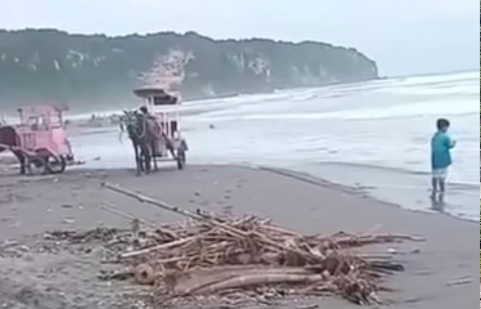 Sampah di Pantai Parangtritis yang berserakan.