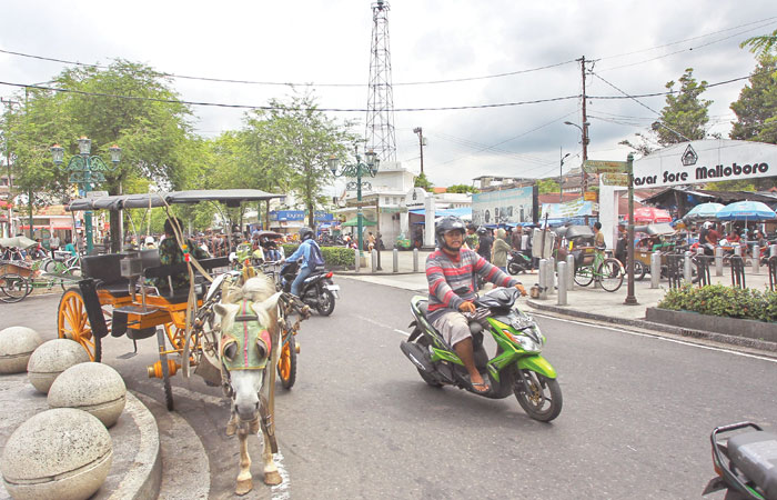 DIEVALUASI: Suasana uji coba penerapan full pedestrian di kawasan Malioboro sisi selatan, kemarin (2/12). Pemkot Jogja akan melakukan evaluasi menyeluruh terkait penerapan kebijakan itu.