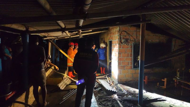 PENDONGINAN: Personel Damkarmat mencari titik api yang belum berhasil dipadamkan.&nbsp;