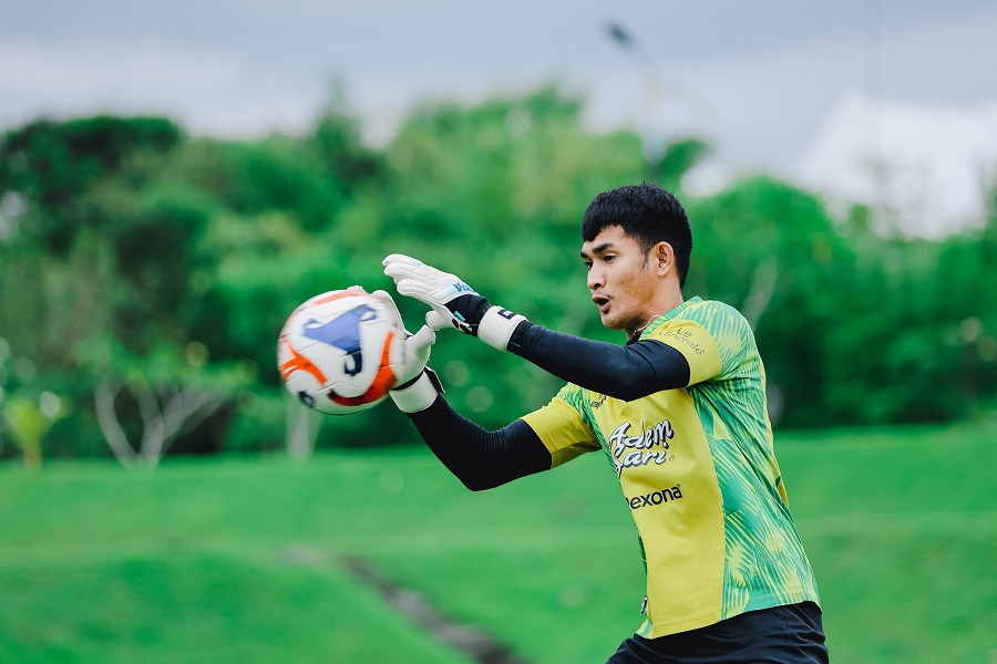 Kiper kedua PSIM Jogja Harlan Suardi saat menjalani latihan rutin.&nbsp;