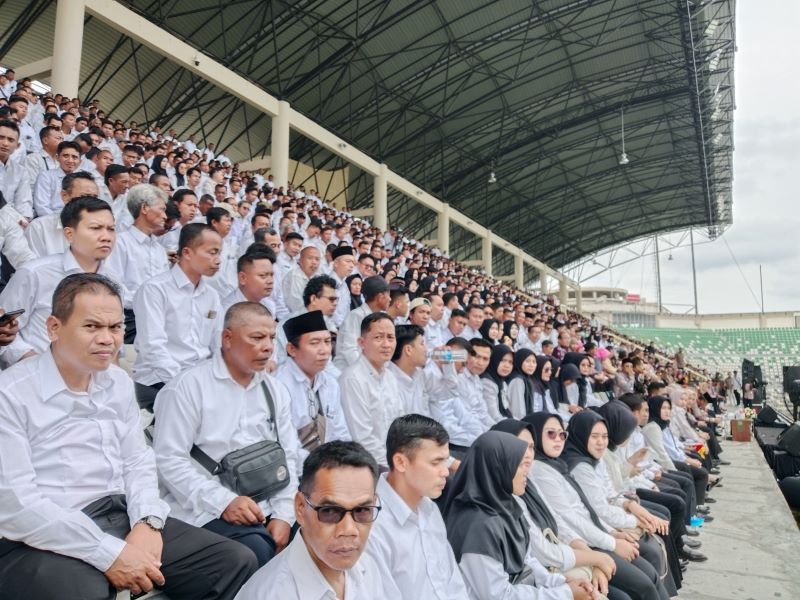 GANTI STATUS: Para PPPK Paruh Waktu Sleman saat mengikuti penyerahan SK pengangkatan di Maguwoharjo International Stadium Rabu (3/12).