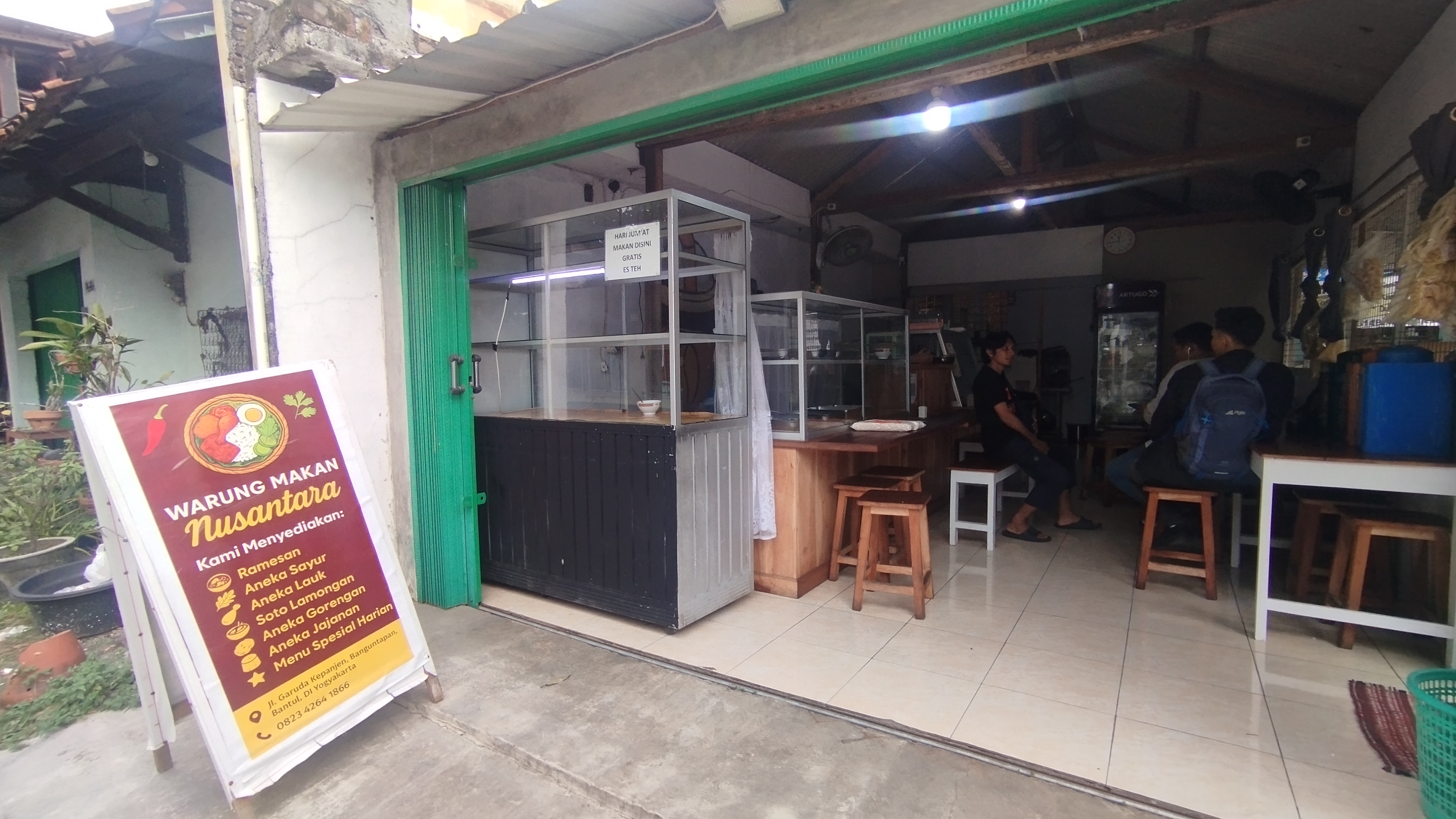 BERBAGI: Salah satu pembeli di warung Makan Nusantara yang menggratiskan makanan untuk warga Sumatra, karena bencana yang melanda wilayah tersebut Rabu (3/12)
