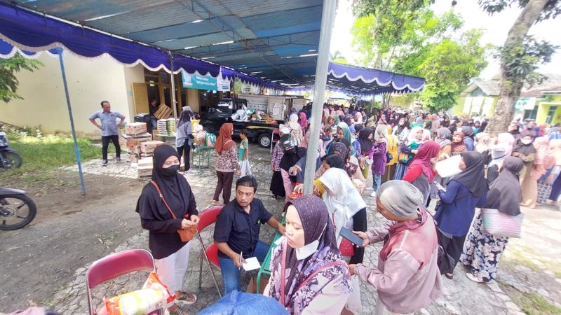ANTRE: Warga menyerbu stand bahan pokok yang dibuka saat opsar.&nbsp;