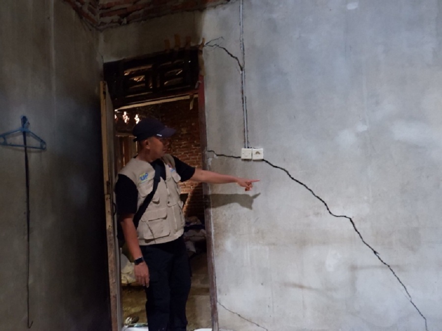 CEK KONDISI : Tim Pusat Vulkanologi dan Mitigasi Bencana Geologi (PVMBG) melaksanakan asesmen tanah bergerak di Desa Sampang, Kecamatan Sempor. (Dokumentasi BPBD Kebumen)