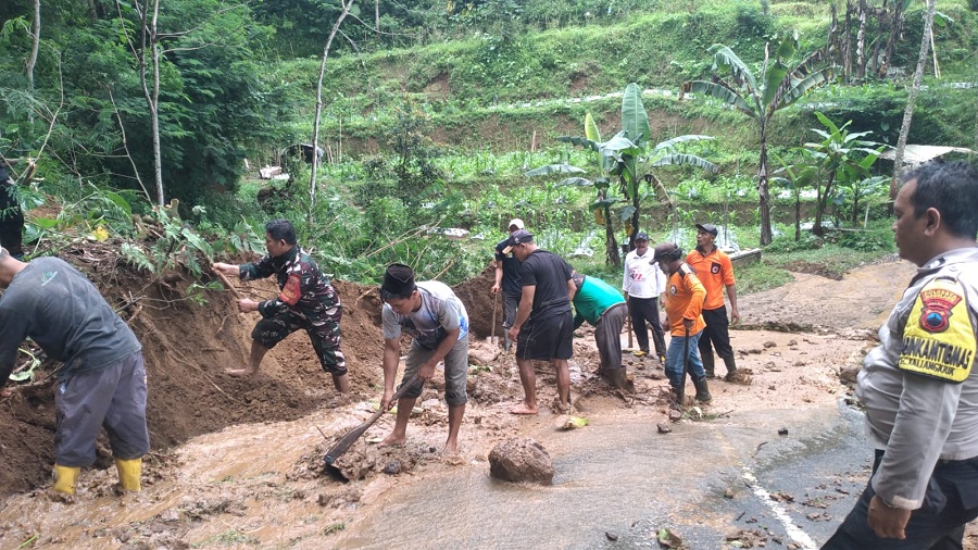 GOTONG ROYONG: Tim gabungan bersama-sama membersihkan sisa material longsor yang menutup akses jalan Kaliangkrik&ndash;Windusari, Rabu (3/12/2025).