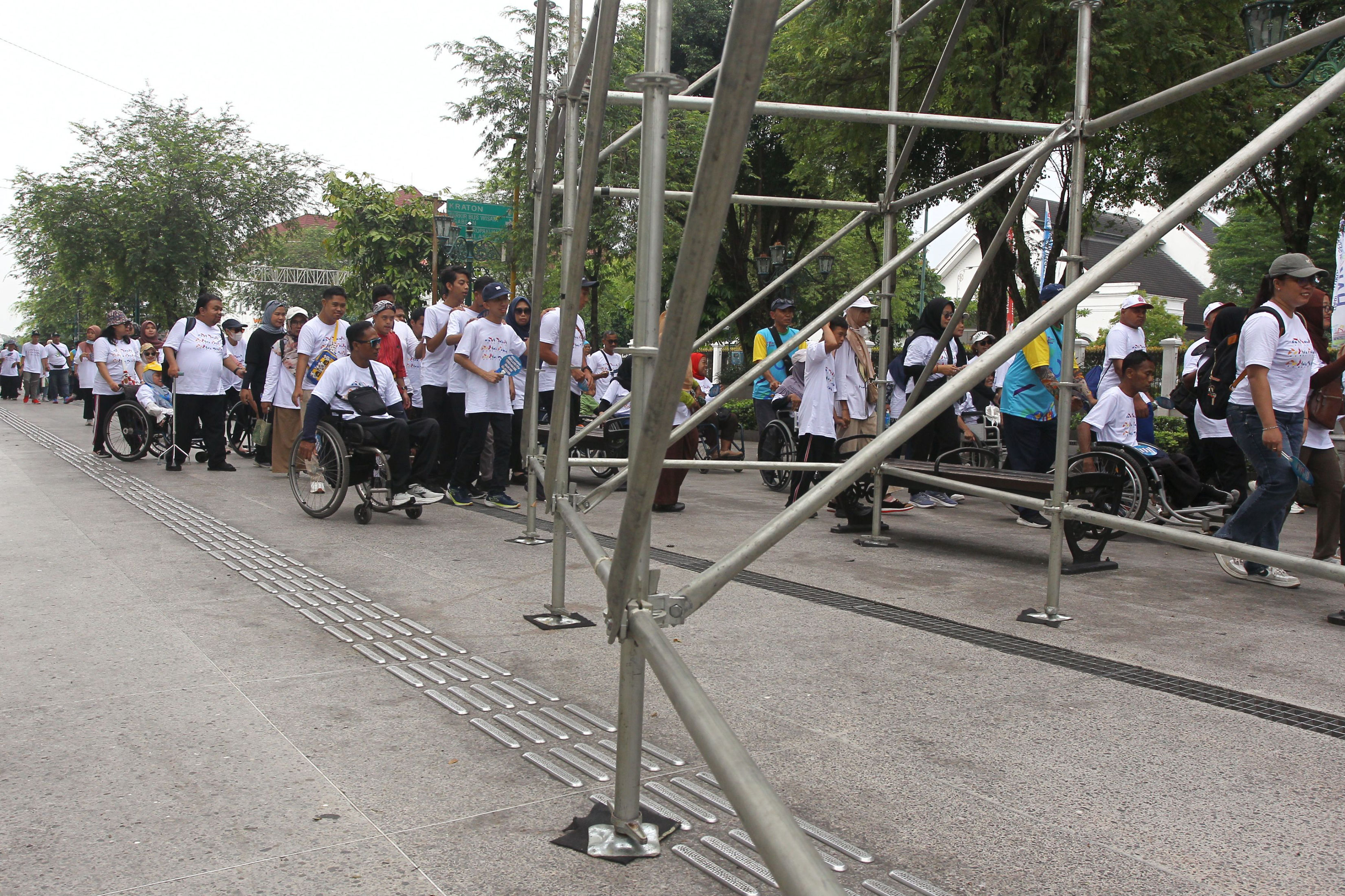 Difabel tidak bisa mengakses guiding block atau jalur khusus difabel karena tertutup oleh besi penyangga saat peringatan Hari Disabilitas Internasional di kawasan Titik Nol Kilometer, Kota Jogja