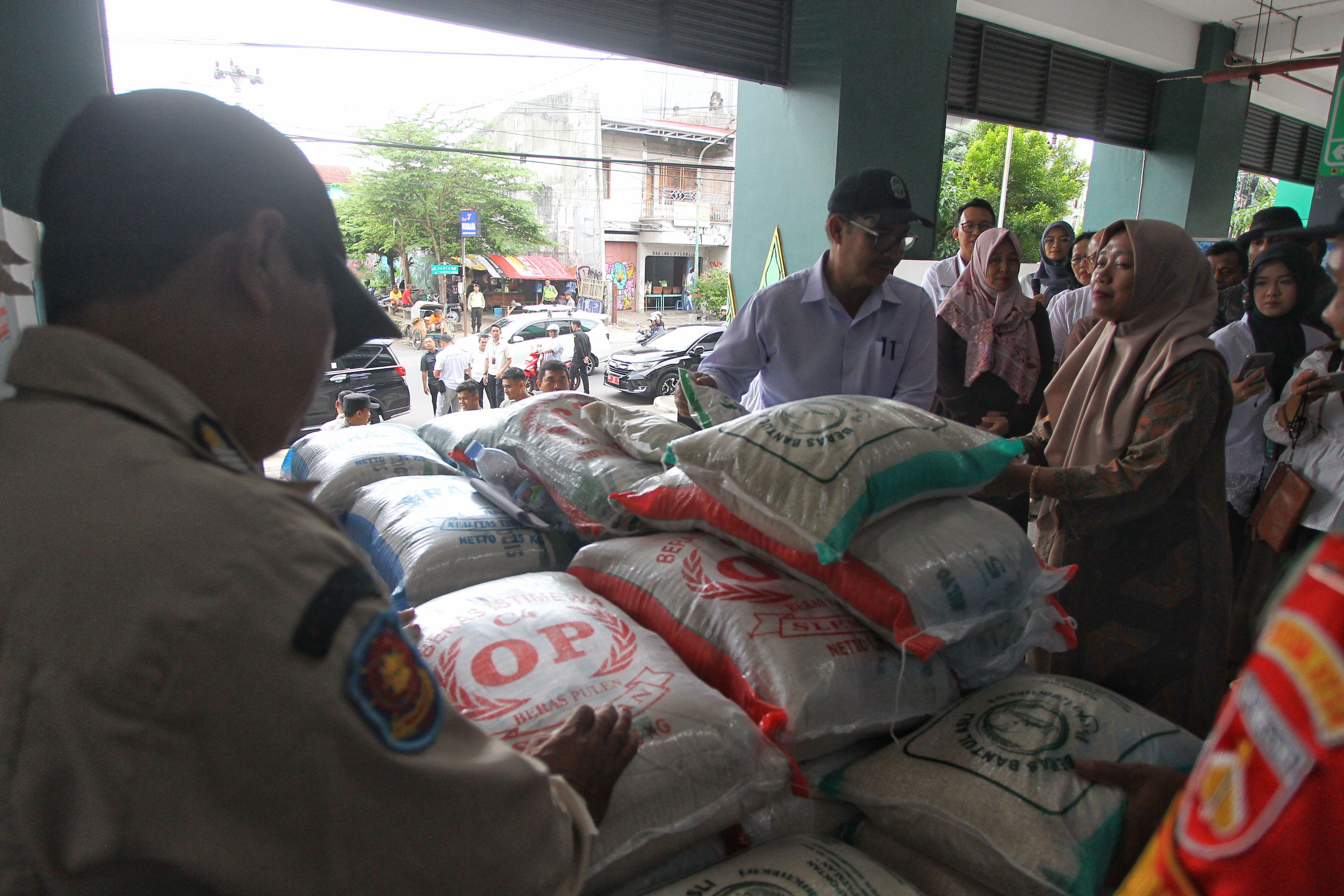 Wali Kota Jogja Hasto Wardoyo meresmikan Warung Masyarakat Lan Pedagang Tanggap Inflasi (MRANTASI) milik Sri Widodo di Pasar Prawirotaman, Kota Jogja, kemarin (3/12). foto : Guntur Aga Tirtana/Radar J