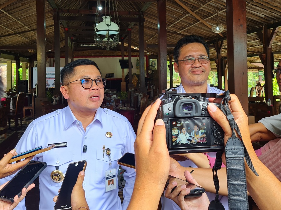 PAPARAN: Wali Kota Magelang (kiri) bersama bupati Magelang (kanan) saat menyampaikan hasil FGD antardaerah di Omah Mbudur, Rabu (3/12/2025).