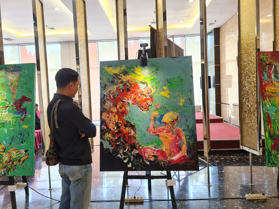 ARTISTIK: Puluhan lukisan karya seniman asal Semarang dan Magelang mejeng di lobi Atria Hotel Magelang, Rabu (3/12/2025).