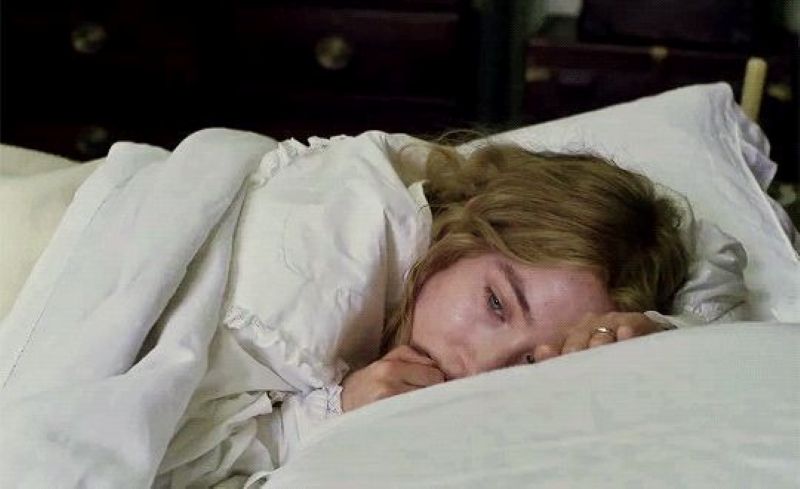 Ilustrasi perempuan yang sedang menangis menjalani life after break up.