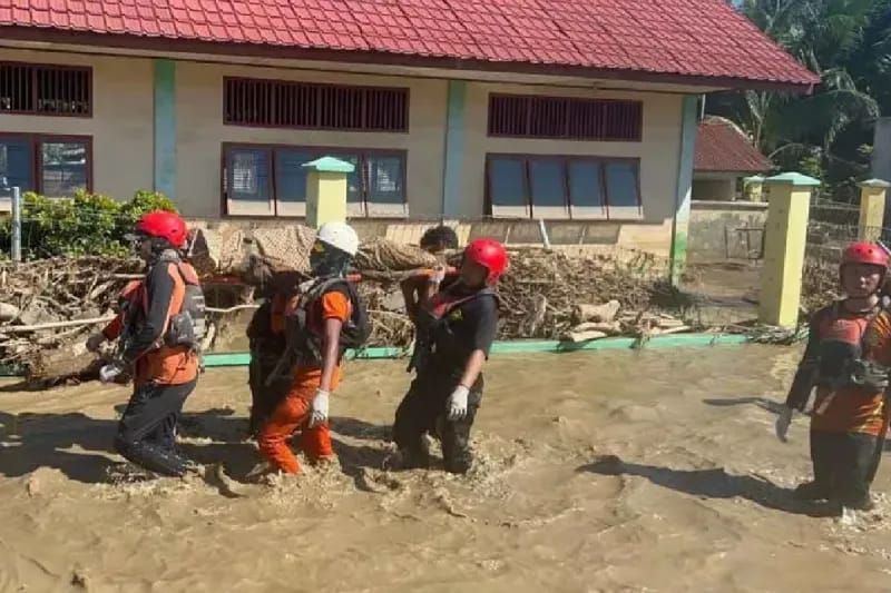 BASARNAS Banda Aceh evakuasi korban bencana banjir bandang dan tanah longsor.