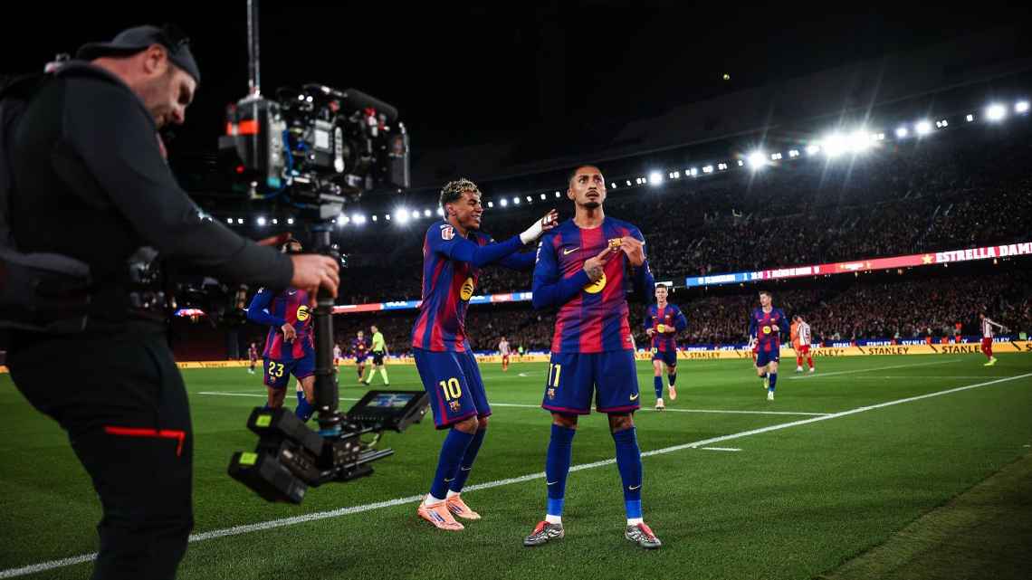 Selebrasi Raphinha setelah mencetak gol dalam kemenangan Barcelona atas Atletico Madrid di La Liga