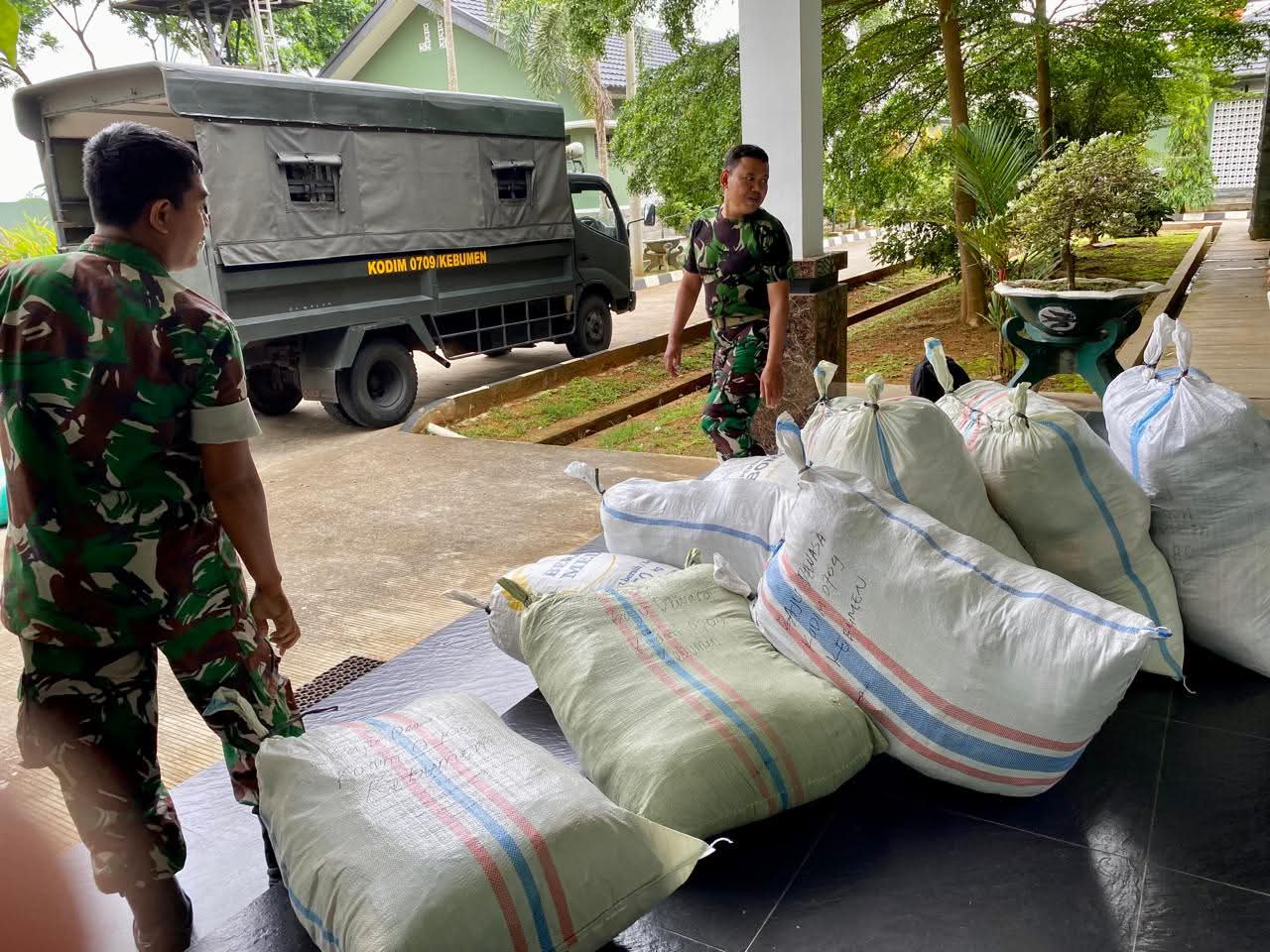 Prajurit TNI dari Kodim 0709/Kebumen menyiapkan bantuan logistik untuk dikirim ke lokasi bencana alam yang terjadi di berbagai wilayah.(Dokumentasi Kodim 0709/Kebumen)