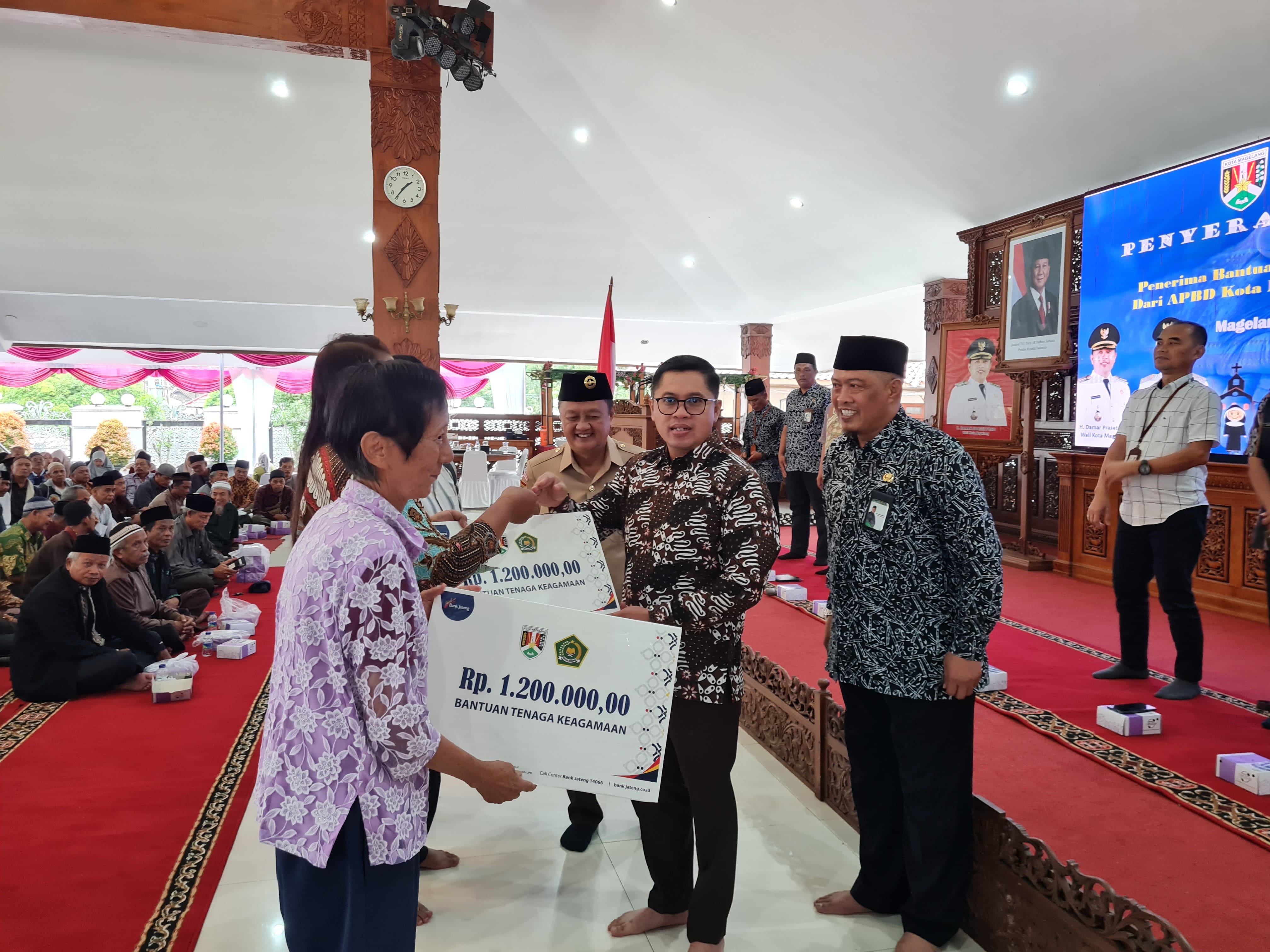 Wali Kota Magelang saat menyerahkan bantuan hibah kepada ratusan tenaga keagamaan di Pendopo Pengabdian, Kamis (4/12).
