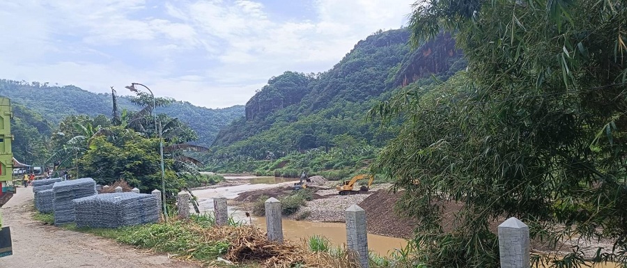 Kondisi terkini jalan di Srikeminut, Sriharjo, Imogiri, sedang dalam perbaikan.