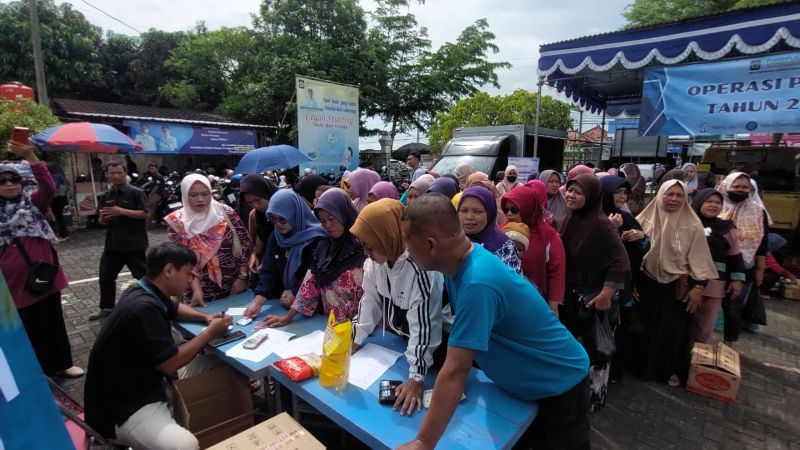 ANTUSIAS: Warga rela antre untuk membeli bahan pokok murah, operasi pasar yang digalakan Disdag Kulon Progo di Kapanewon Wates, Kamis (4/12/2025).