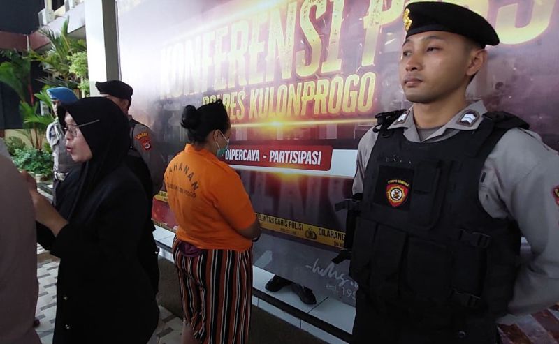 PENANGKAPAN: Personel Polres Kulon Progo menunjukkan barang bukti.&nbsp;