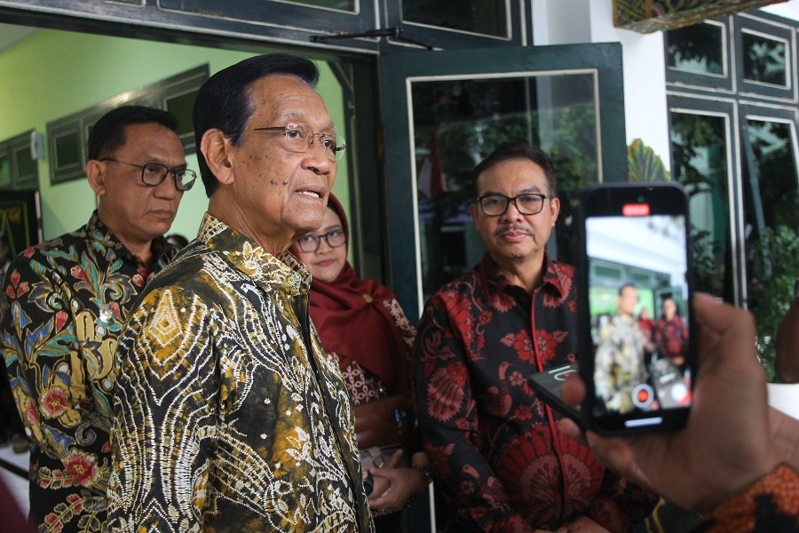 Gubernur DIJ Hamengku Buwono X menjawab pertanyaan jurnalis seusai melakukan pertemuan tertutup dengan pimpinan Pemkot Jogja, di Balai Kota Jogja, Kamis (4/12/2025).