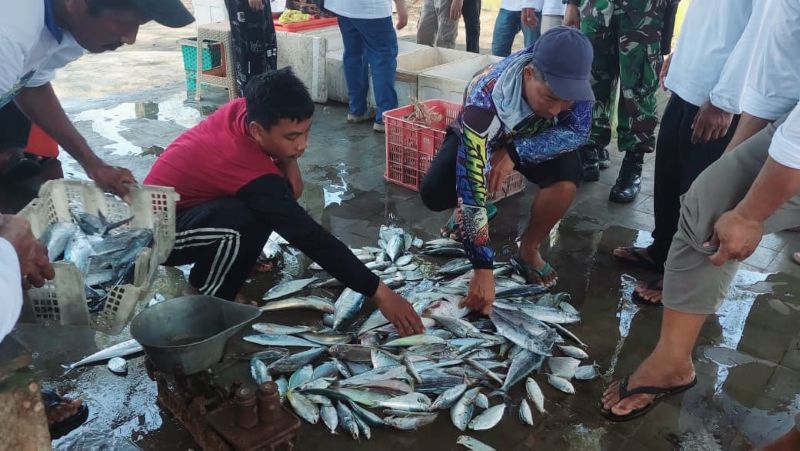 LELANG: Nelayan di Pantai Trisik menunjukkan hasil tangkapan mereka.&nbsp;