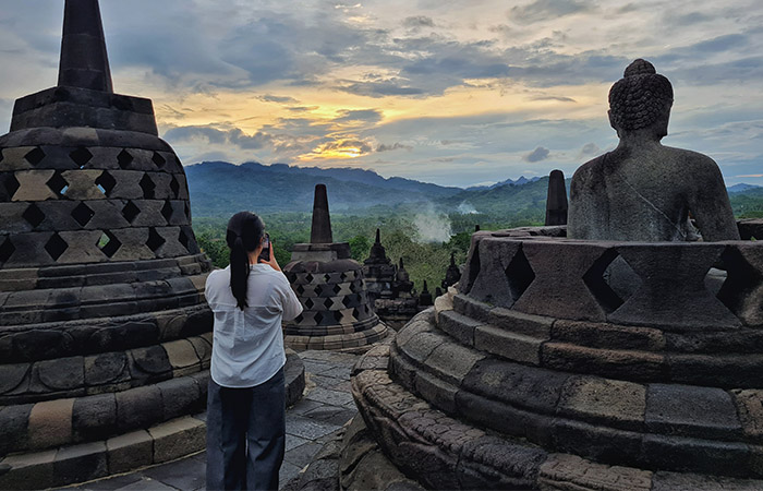 MAGIS: Pengunjung menikmati suasana matahari terbenam di puncak Candi Borobudur, Kabupaten Magelang.