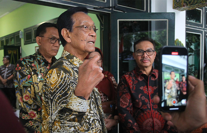 BAHAS MASALAH KOTA: Gubernur DIJ Hamengku Buwono X menjawab pertanyaan wartawan seusai melakukan pertemuan tertutup dengan pimpinan Pemkot Jogja, di Balai Kota Jogja, kemarin (4/12).