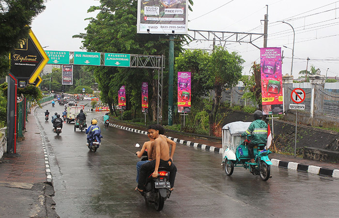 ADA PEMBATASAN: Pengendara melintas di kawasan Kleringan, Jogja (26/11). Mulai 10 Desember Jalan Kleringan diberlakukan dua arah untuk mengurangi beban Jembatan Kewek.