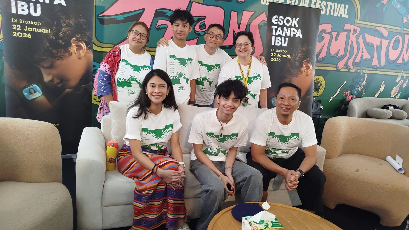 Produser, sutradara, dan para pemain utama Esok Tanpa Ibu hadir dalam sesi Press Junket yang berlangsung di Empire XXI Jogja, Kamis (4/12/2025).
