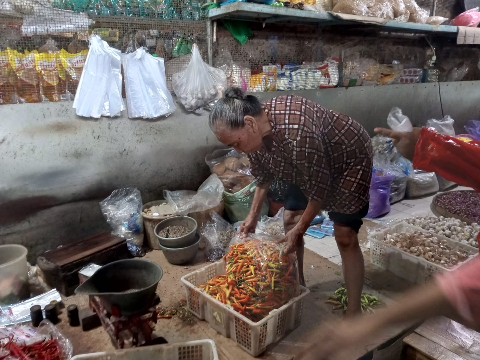 Pedagang sayur di Pasar Playen sedang mengangin-anginkan cabe rawit agar tidak cepat membusuk