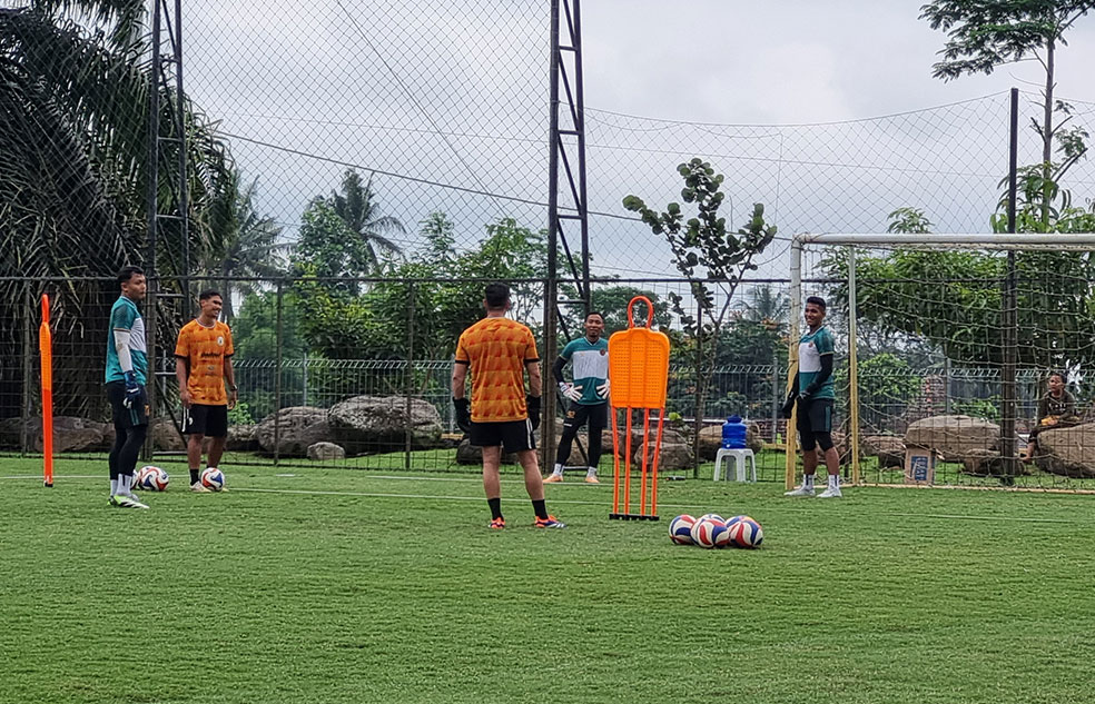 Ilustrasi foto para kiper PSS Sleman saat menjalani latihan
