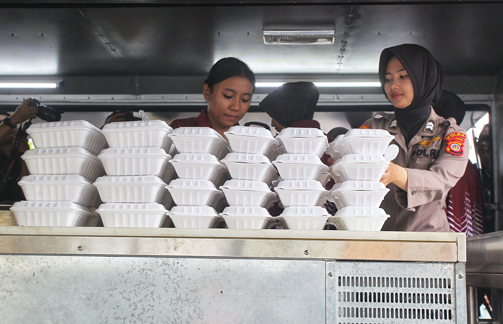 EMPATI: Polwan Polda DIJ menyiapkan makanan untuk para mahasiswa terdampak bencana di Aceh, Sumut, dan Sumbar, di posko kemanusiaan Mapolda DIJ, kemarin (4/12).