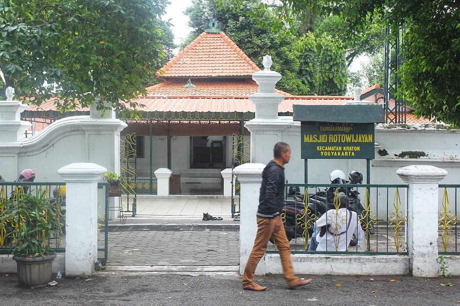 Warga melintas di depan Masjid Rotowijayan yang terletak di kompleks Keraton Jogja, Jumat (5/12/2025).