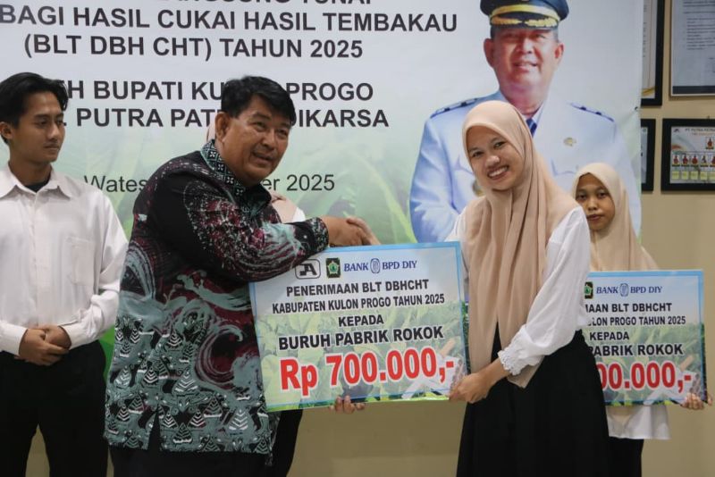 TERIMA: Bupati Kulon Progo menyerahkan bantuan dari hasil tembakau.&nbsp;