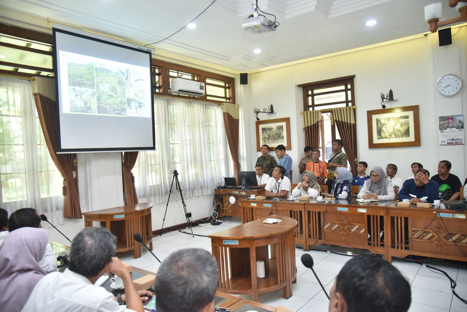 Tim PVMBG paparan di hadapan Bupati Kebumen terkait hasil kajian tanah gerak di Desa Sampang, Kecamatan Sempor. (Dokumentasi Prokopim Kebumen)