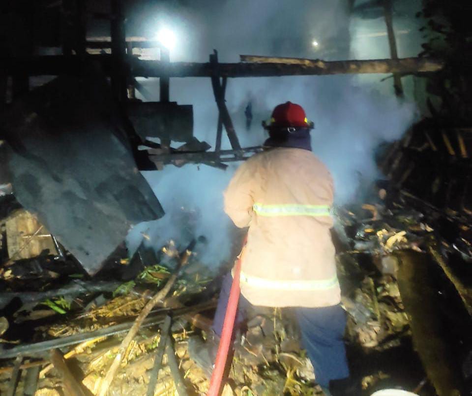 Personil Damkarmart Gunungkidul sedang memadamkan api yang melahap kandang kambing.&nbsp;