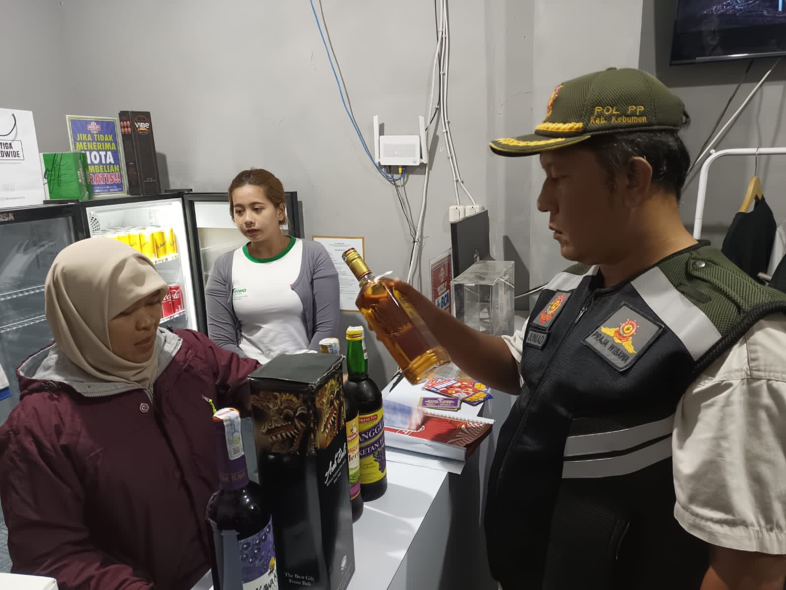 Petugas dari Satpol PP Kebumen menggerebek sebuah tempat yang kedapatan menjual minuman keras (miras) secara online pada Kamis (4/12) malam.
