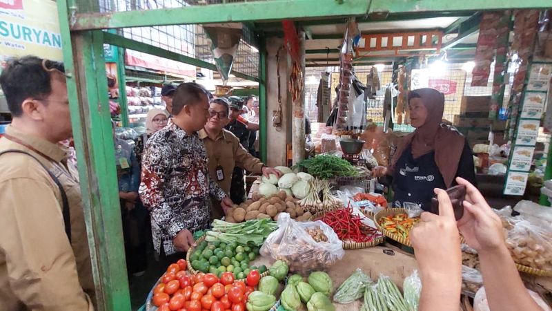 PASTIKAN STOK BAPOK AMAN: Tim pamantauan DIY sedang berdialog dengan pedagang di Pasar Wates Kulon Progo, DIY, Jumat (5/12/2025).