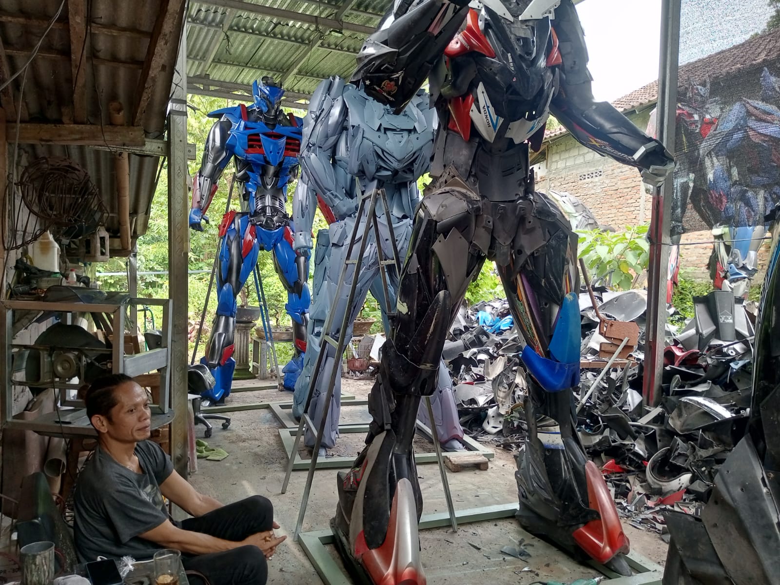Ismail sedang rehat di bengkel seninya itu.