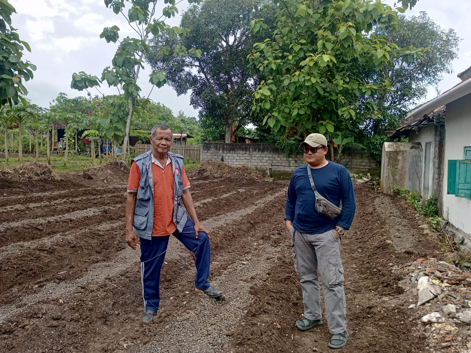 Lurah Siraman Damiyo bersama Kamituwa kalurahan sekaligus ketua program Sihawa Nurhuda sedang menunjukkan lahan pertanian garapan warganya yang menyandang ODDP.&nbsp;  &nbsp;