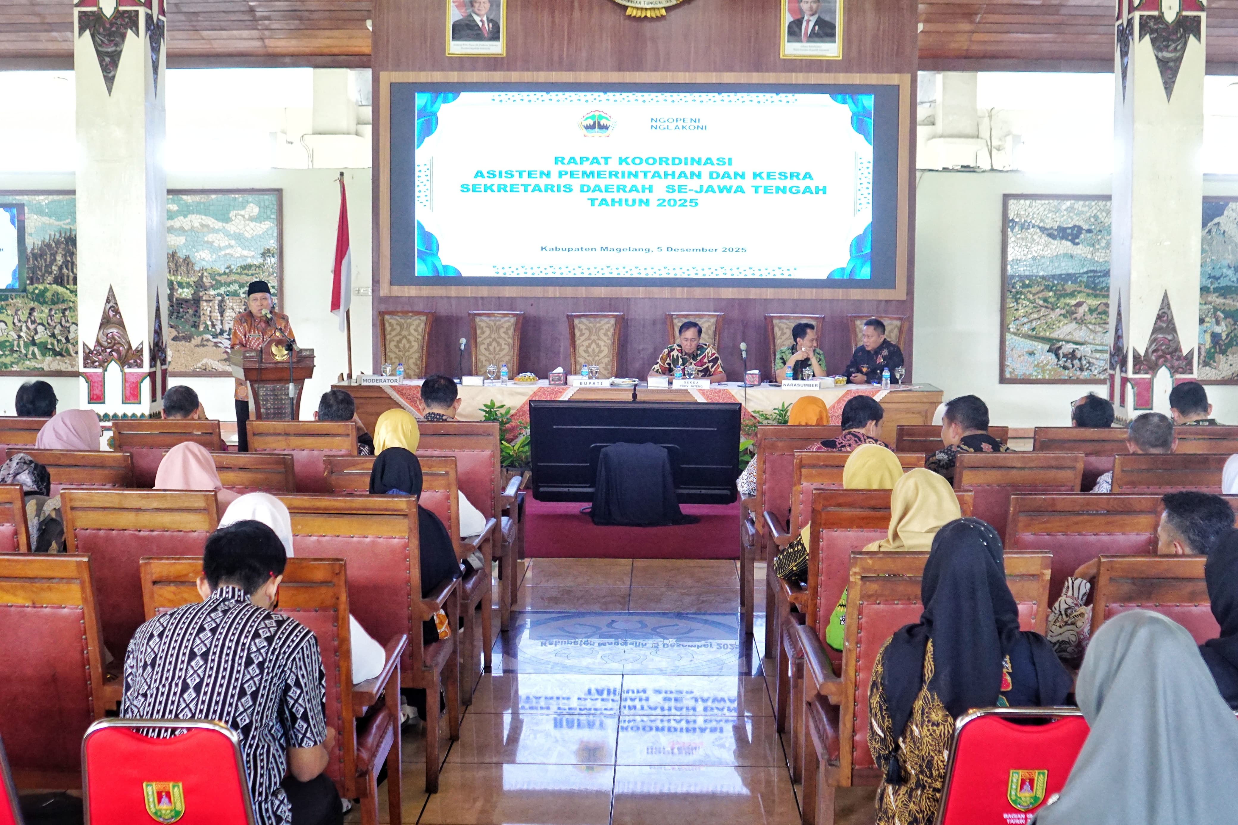 Sekda Kabupaten Magelang saat membuka Rapat Koordinasi Asisten Pemerintahan dan Kesejahteraan Rakyat (Kesra) se-Jawa Tengah di Pendopo Soepardi, Jumat (5/12).