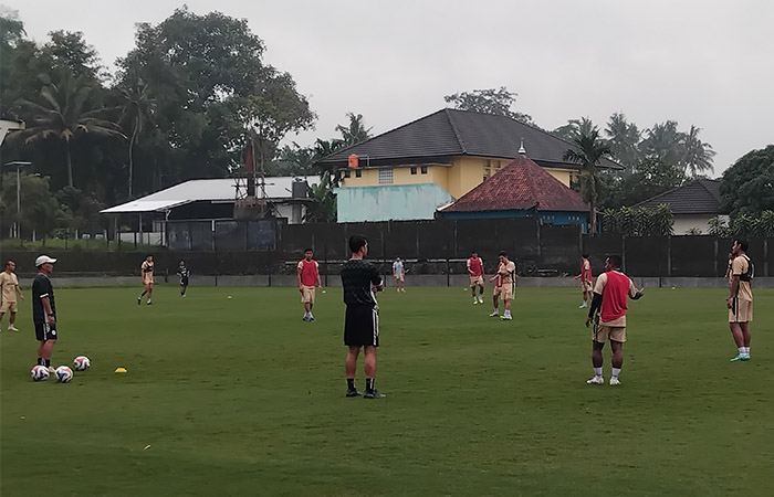 Para pemain PSS Sleman saat menjalani latihan rutin di Lapangan Pakembinangun, Sleman.