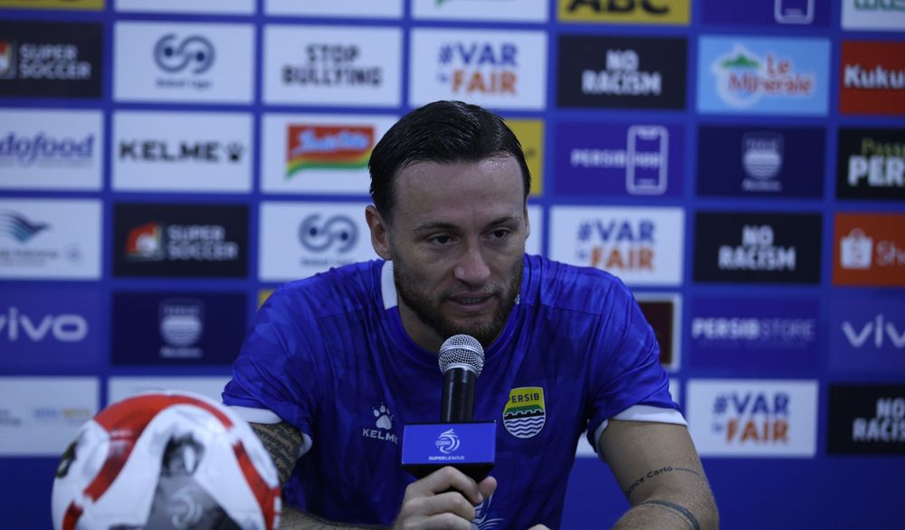 Gelandang Persib Bandung, Marc Klok antusias melawan Borneo FC dalam laga tunda BRI Super League